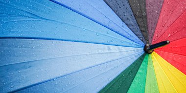 Yağmurdan sonra renkli şemsiyeye su damlıyor