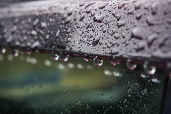 Yan pencereye su damlaları