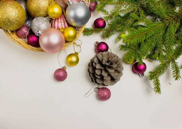 Dekorasyon için Noel baloları. Noel oyuncağı. Tatil konsepti ve yeni yıla hazırlık..