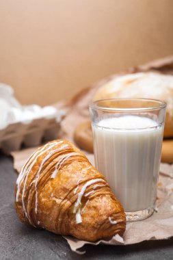 Bir bardak süt kruvasan ile natürmort