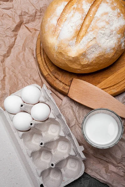 süt, yumurta ve ev yapımı ekmek ile natürmort 