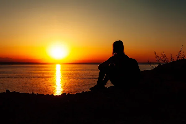 Deniz şafak. Siluet bir gezgin