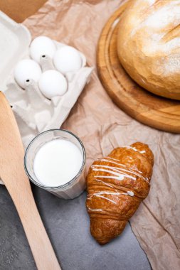 Bir bardak süt kruvasan ile natürmort