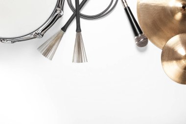 Müzik aletleri. Zil, mikrofon, davul, sopa davul, davul chrome fırçaların beyaz arka plan üzerinde