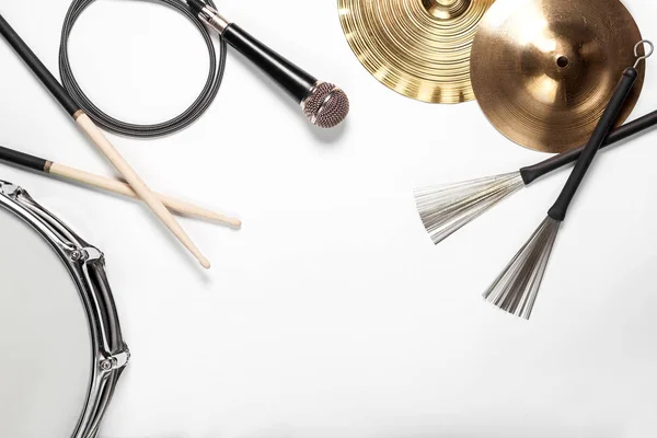 Müzik aletleri. Zil, mikrofon, davul, sopa davul, davul chrome fırçaların beyaz arka plan üzerinde