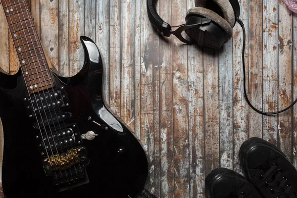 Guitarra Fundo Madeira Com Fones Ouvido — Fotografia de Stock