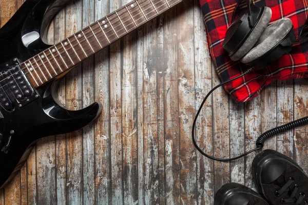 Gitara Drewnianym Tle Słuchawkami — Zdjęcie stockowe
