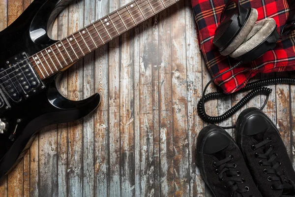 gitar kulaklıklar bir ahşap zemin üzerine