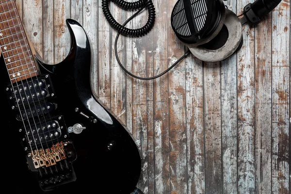 Chitarra Uno Sfondo Legno Con Cuffie — Foto Stock