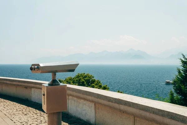 山と海を視野双眼鏡 — ストック写真