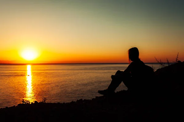 Deniz şafak. Siluet bir gezgin