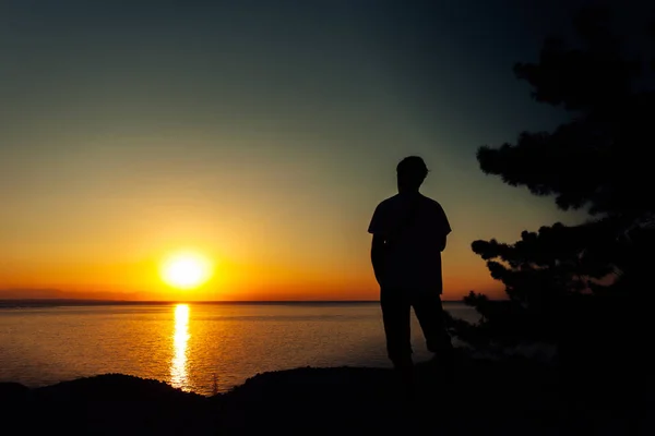 Deniz şafak. Siluet bir gezgin