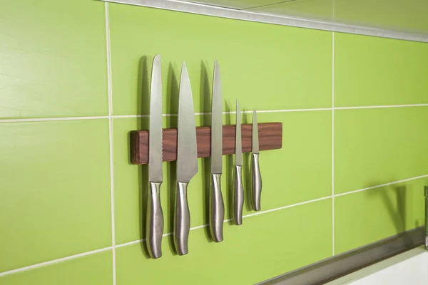 yeşil duvar üzerinde beş mutfak bıçakları 