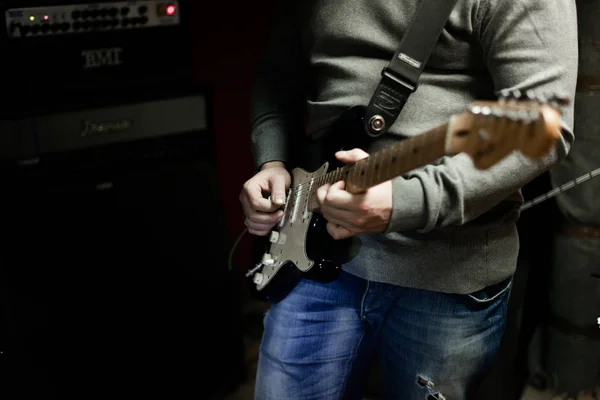 Visão Parcial Homem Tocando Guitarra — Fotografia de Stock