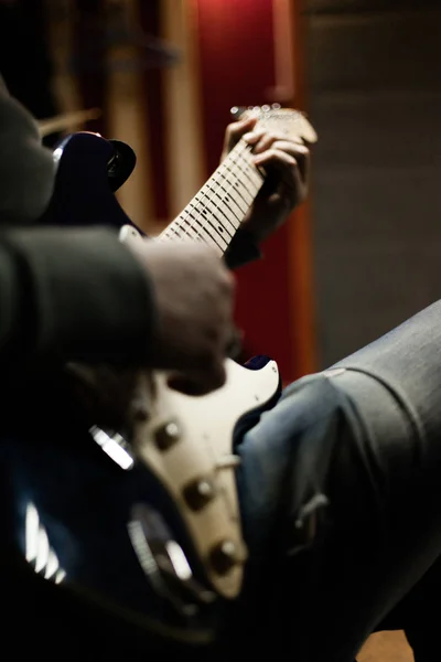 Visão Parcial Homem Tocando Guitarra — Fotografia de Stock