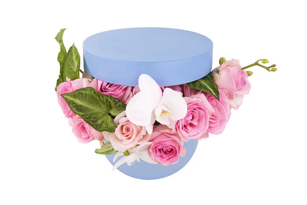 pembe gül çiçek buketi düzenlemek beyaz izole mavi hediye kutusunda 
