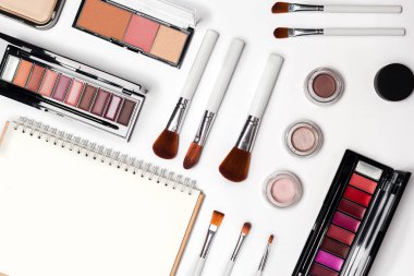 kadınsı makyaj ürünleri ve aksesuarları, dekoratif beyaz background.professional kozmetik makyaj araçlar fırçalar