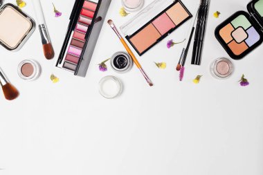 kadınsı makyaj ürünleri ve aksesuarları, dekoratif beyaz background.professional kozmetik makyaj araçlar fırçalar