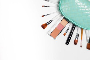 kadınsı makyaj ürünleri ve aksesuarları üzerinde beyaz background.professional Dekoratif kozmetik, makyaj araçları