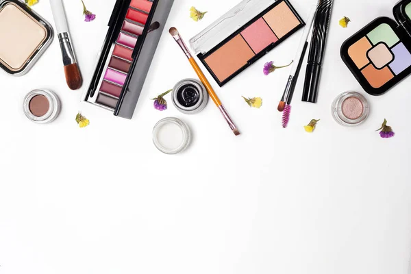 profesyonel Dekoratif kozmetik, makyaj araçları beyaz arka plan üzerinde