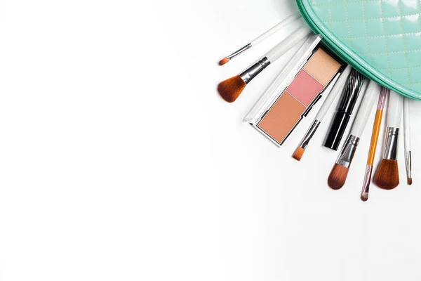 kadınsı makyaj ürünleri ve aksesuarları üzerinde beyaz background.professional Dekoratif kozmetik, makyaj araçları