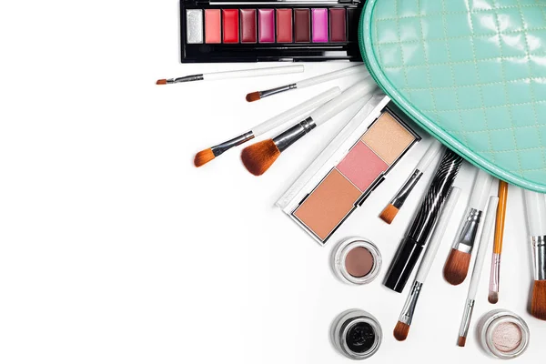 kadınsı makyaj ürünleri ve aksesuarları üzerinde beyaz background.professional Dekoratif kozmetik, makyaj araçları