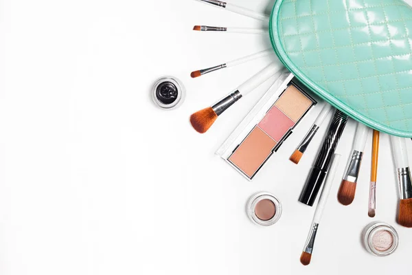 kadınsı makyaj ürünleri ve aksesuarları üzerinde beyaz background.professional Dekoratif kozmetik, makyaj araçları