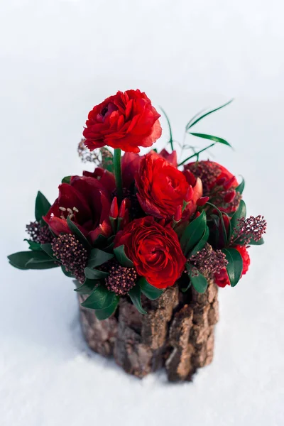 Çiçek kırmızı çiçekler buket beyaz kar üzerinde