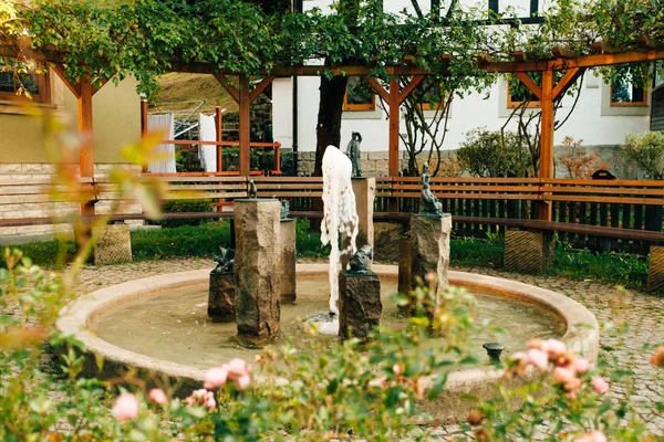Heykeller ve çeşme ile güzel bahçe