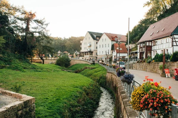 Rathen Köyü, Elbe kumtaşı Dağları, Saxony, Almanya için geleneksel Sakson mimarisi ile sokak