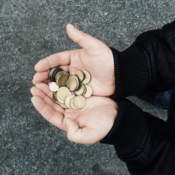 birçok tutan kişinin en iyi görünümü ellerini, kısmi görünümü para sikke