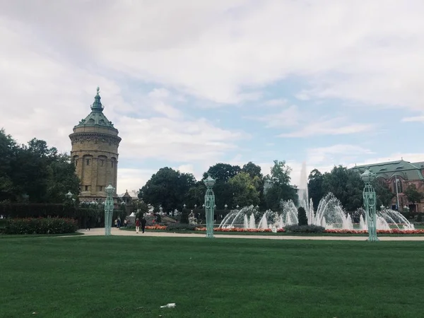 観光客の人と広場に噴水のあるドイツ マンハイム Wasserturm 庭園都市 — ストック写真