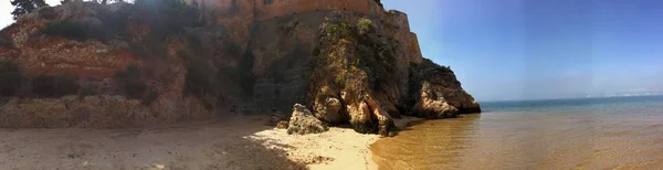 Akdeniz sahilinde kum plajının ve kayaların doğal görünümü