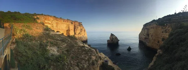 Akdeniz sahilinde kayalıkların ve kayaların güzel manzarası