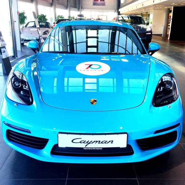 Modern lüks araç otomatik olarak göstermek sergi