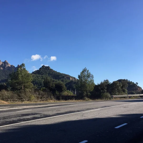 İyi havalarda ülke yol kenarına göre dağlar ve ormanlar