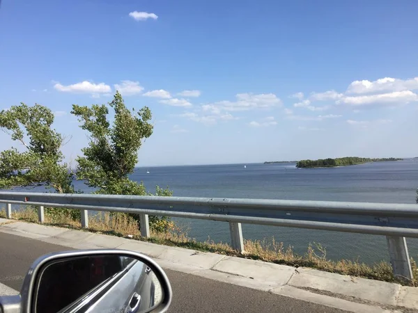 Yol kenarındaki sahil yolu ve su manzarasında araçtan görünüm 