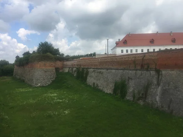 绿色乡村城堡的墙壁和建筑 — 图库照片