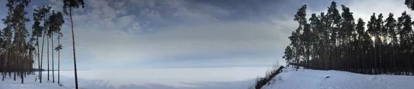 农村冬季冰湖全景 免版税图库照片