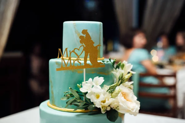 Düğün pastası masaya çiçek ile tasarlanmış