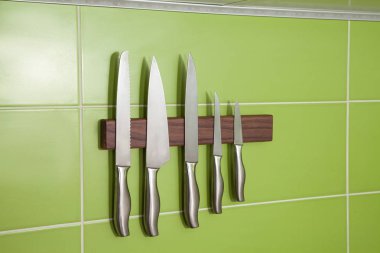 Yeşil kiremitli mutfak duvar modern bıçak için mıknatıs paneli