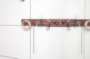 Duş Kabin mıknatıs panel, makas, iğne, cımbız ve iş parçacığı ile