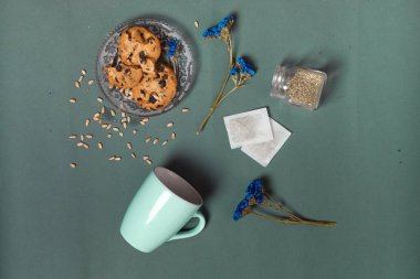 Helva ile çay yeşil zemin üzerine