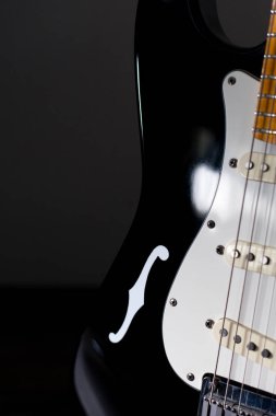 koyu arka plan önünde siyah beyaz elektro gitar