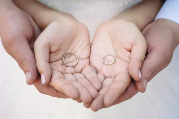 掌に結婚指輪 — ストック写真