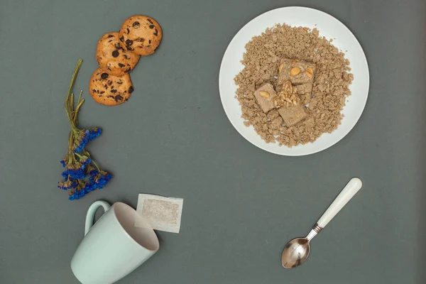 Helva ile çay yeşil zemin üzerine