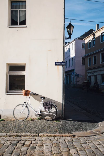 Almanya 'da sokakta park edilmiş Bisiklet