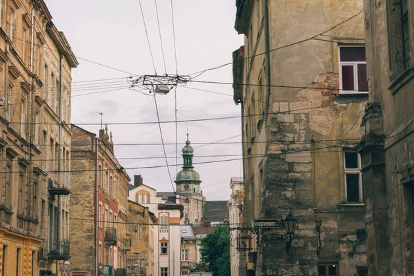 Antik mimari ve kentsel teller ile Lviv sokak, Ukrayna