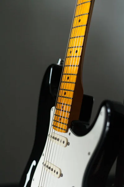 Czarny Biały Gitara Elektryczna Przed Ciemnym Tle — Zdjęcie stockowe