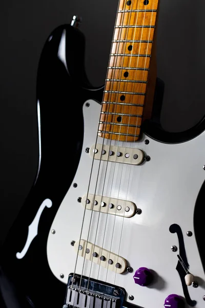 koyu arka plan önünde siyah beyaz elektro gitar